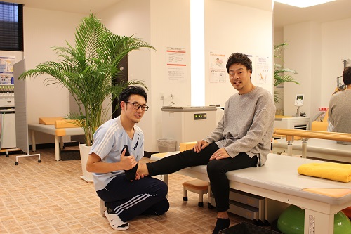 リハビリ室で、患者様へ運動器リハビリテーションを行っている療法士